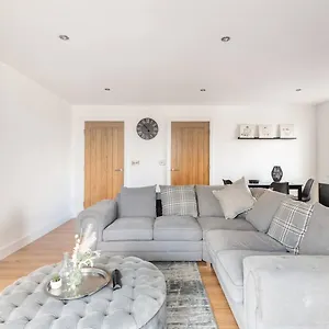 Luxurious 3-bed Penthouse In Sheffield Apartment Handsworth